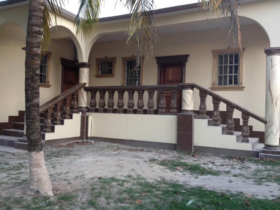 Banyan Rose Apartment Orange Walk Town ภายนอก รูปภาพ
