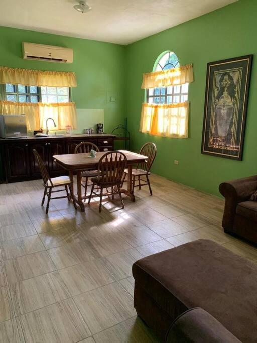 Banyan Rose Apartment Orange Walk Town ภายนอก รูปภาพ